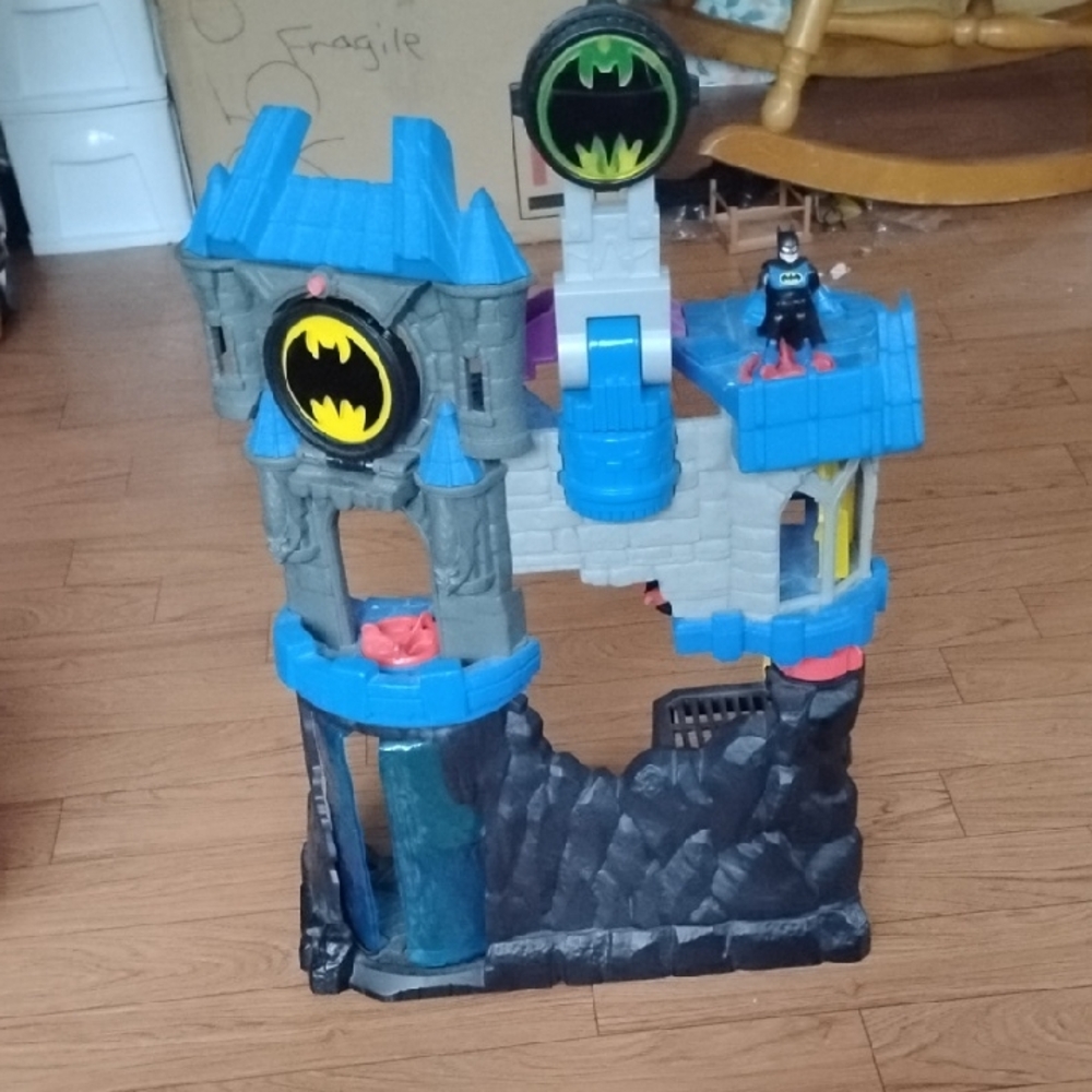 IMAGINEXT DC SUPER FRIENDS WAYNE MANOR Batcave Playset With Batman Figure.